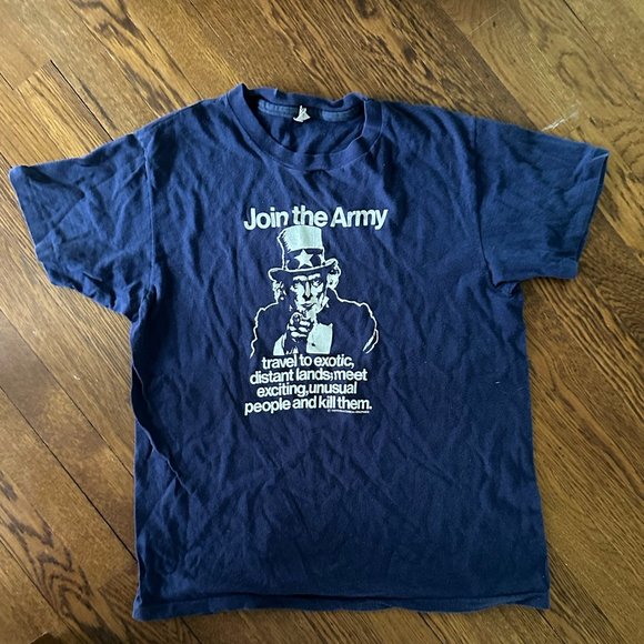 Vintage 1970s Anti War T Shirt “Join the Army Travel To Exotic Distant Lands” LG - Picture 2 of 9